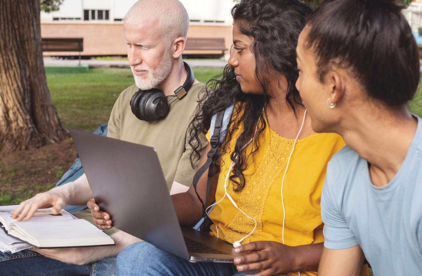 Equipo trabajando en análisis financiero detallado